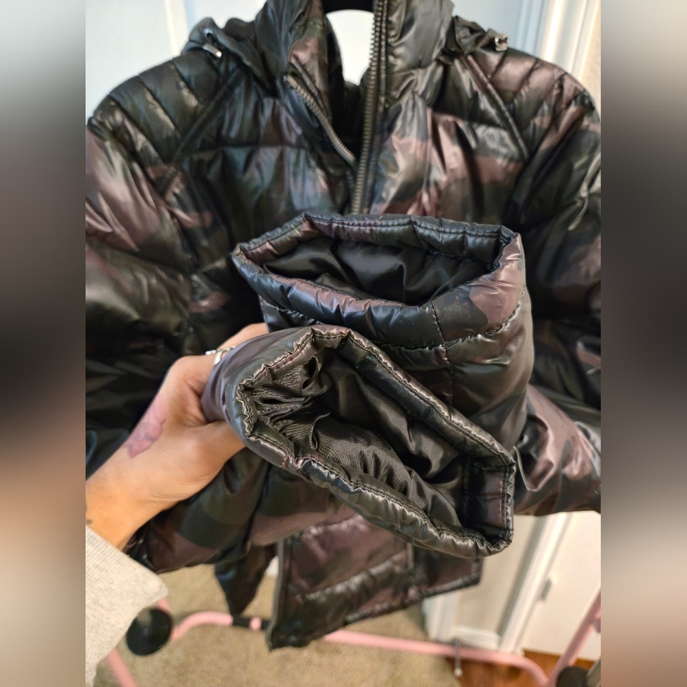 Guess Men's Puffer Jacket - Black and Green - Picture 12 of 14